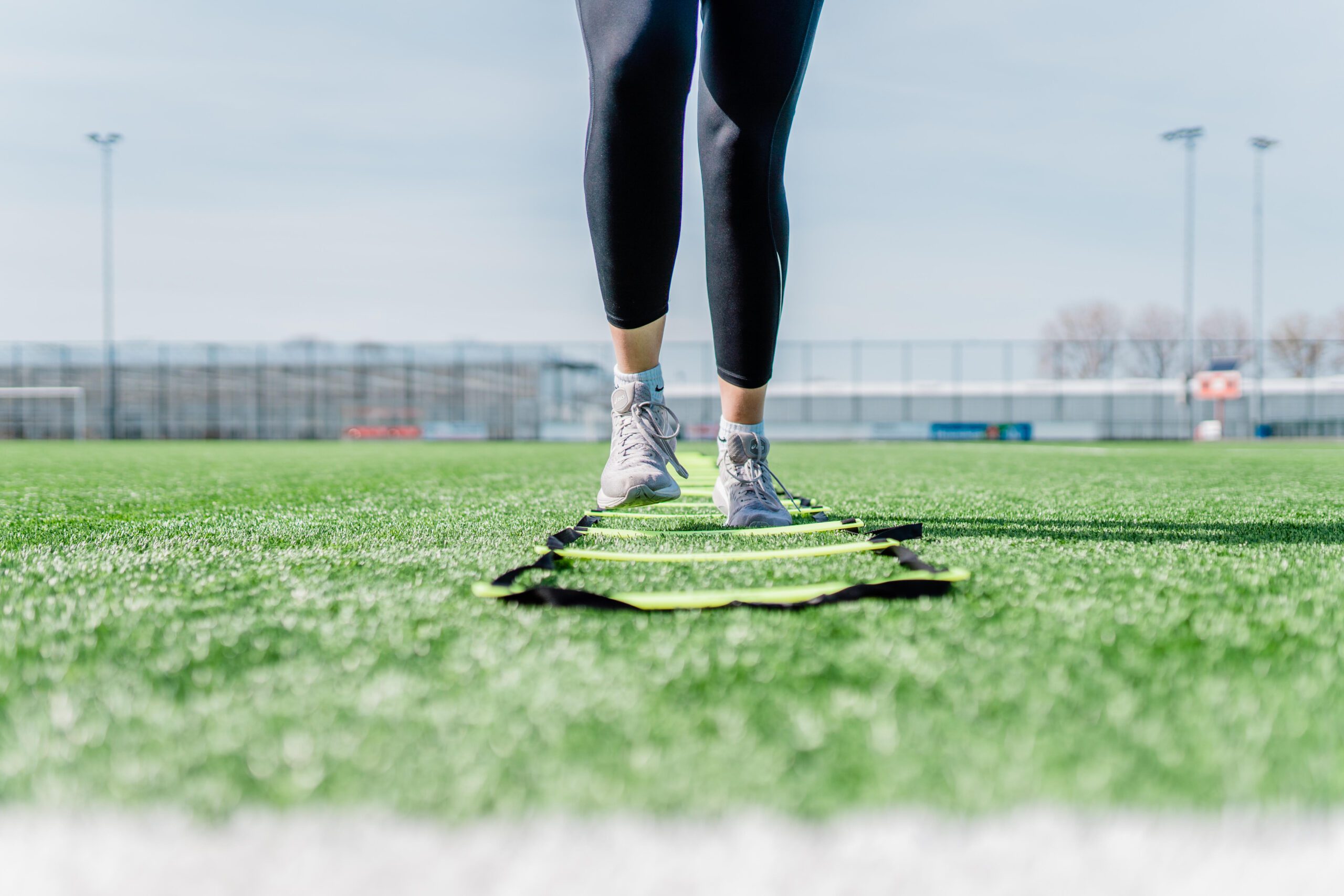 Zomerfit worden met voetballen door trainingen met fysiotherapie